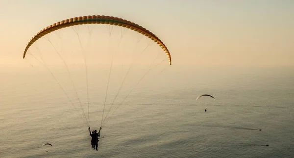 Tiro Parapentes Sobre Mar Bajo Luz Del Sol Ideal Para — Foto de Stock