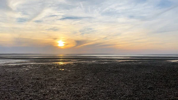Eine Wunderschöne Sonnenuntergangskulisse Leeren Strand — Stockfoto