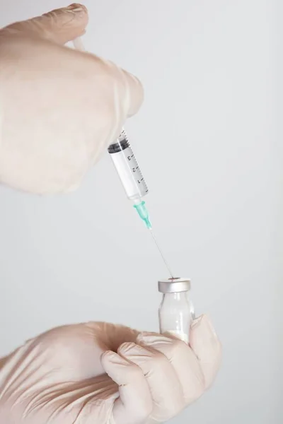 Una Inyección Vertical Médico Que Hace Una Vacuna Para Coronavirus — Foto de Stock