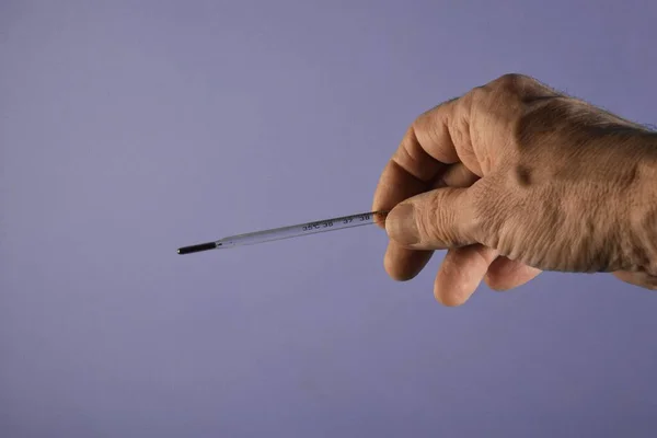 Termometern Händerna Läkare Isolerad Den Blå Bakgrunden För Att Förebygga — Stockfoto