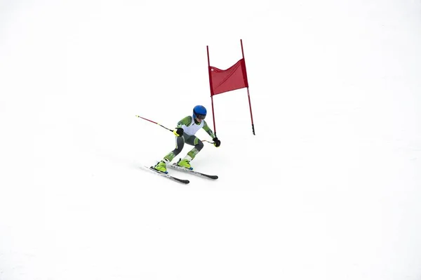 Отдельная Фотография Человека Катающегося Лыжах Возле Красного Флага — стоковое фото