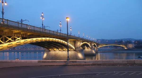 晚上在布达佩斯被照亮的玛格丽特桥 — 图库照片