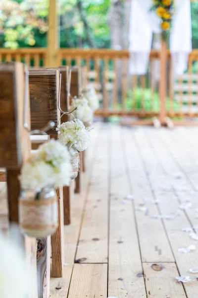 Tiro Vertical Belo Local Casamento Com Cadeiras Madeira Decoradas Com — Fotografia de Stock