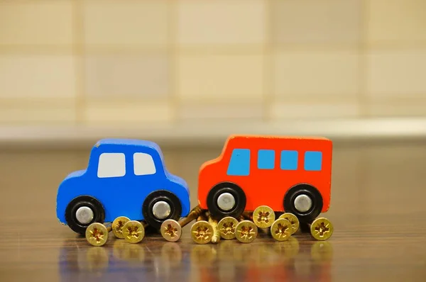 Foco Suave Carros Brinquedo Madeira Vermelho Azul Parafusos Dourados — Fotografia de Stock