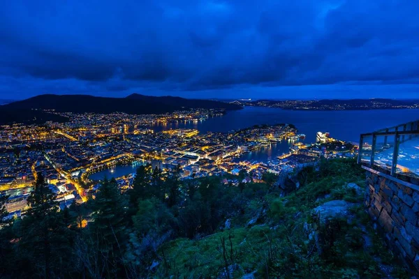 円山から望むベルゲンの夜景 ノルウェー — ストック写真