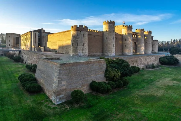 Het Aljaferia Paleis Onder Een Blauwe Lucht Aragon Spanje — Stockfoto