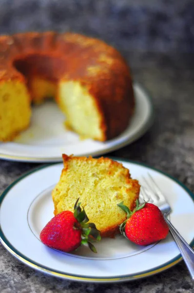 Vertical Shot Piece Cake Plate Strawberries — Stock Photo, Image