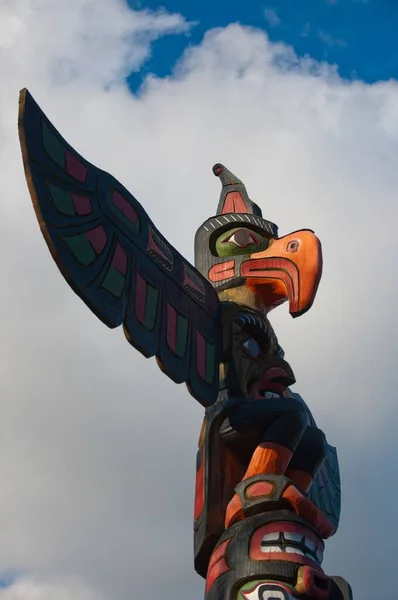 Closeup Vertical Poste Totem Com Uma Cara Pássaro Sob Céu — Fotografia de Stock