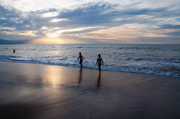 Дети Играют Пляже Закате — стоковое фото