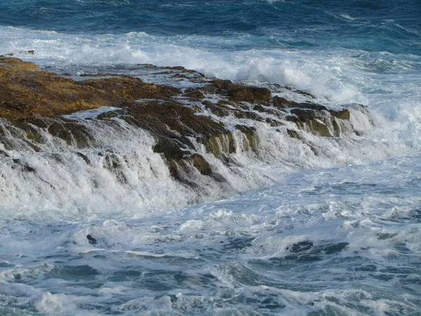 马耳他海岸线上美丽的海浪风景 — 图库照片