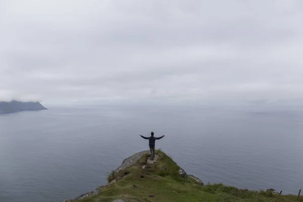 Homme Avec Dos Bord Une Falaise Norvégienne Par Une Journée — Photo