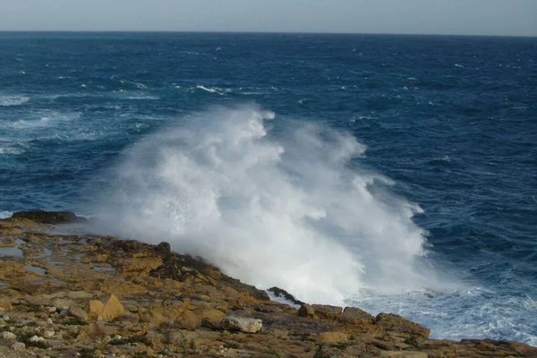 Uma Bela Paisagem Ondas Spray Mar Costa Malta Nas Ilhas — Fotografia de Stock