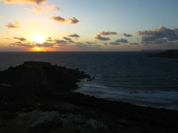 马耳他群岛里维拉湾Ghajn Tuffieha湾的日落美景 — 图库照片