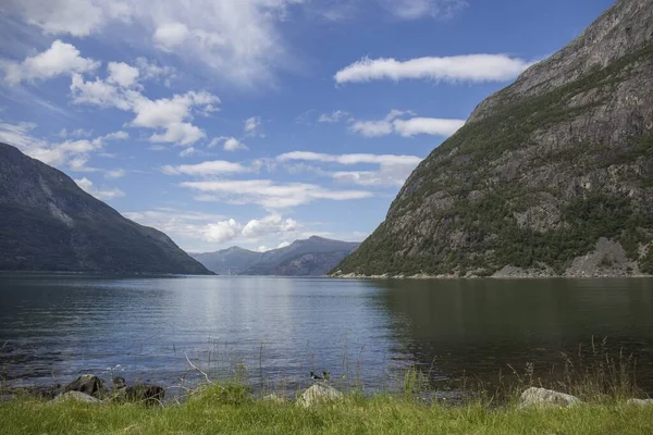 挪威群山之间绿松石水峡湾的景观 — 图库照片