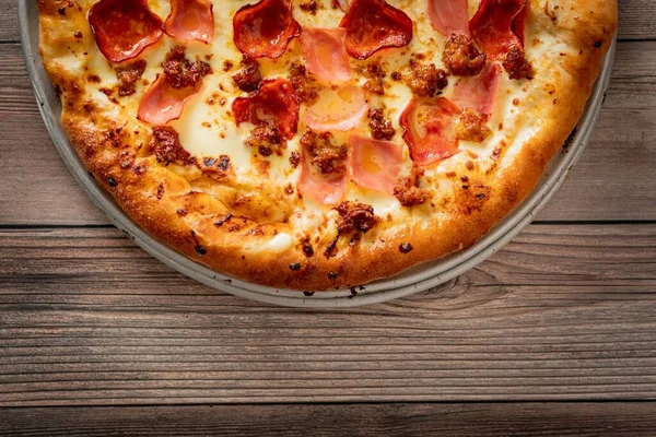 Een Hoge Hoek Opname Van Een Vers Gebakken Pepperoni Pizza — Stockfoto