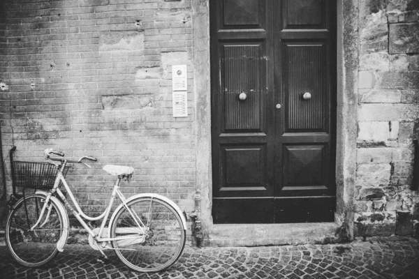 Una Foto Escala Grises Una Bicicleta Vieja Apoyada Una Pared —  Fotos de Stock