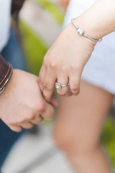 Een Verticaal Shot Van Een Romantisch Paar Hand Hand Een — Stockfoto