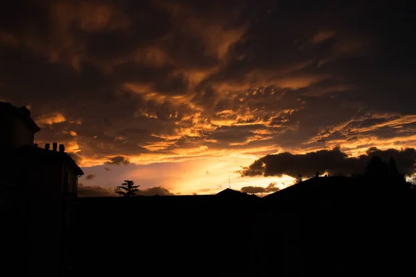 Una Silueta Edificios Bajo Hermoso Cielo Del Atardecer — Foto de Stock