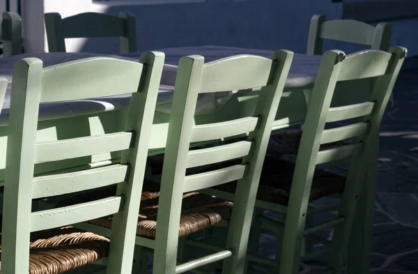 Cyclades Teki Folegandros Adasındaki Bir Yunan Restoranının Taverna Sandalyelerinin Manzarası — Stok fotoğraf