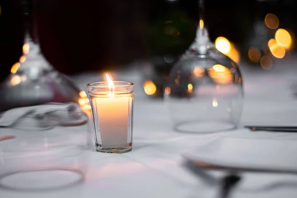 Eine Weiße Brennende Kerze Einem Glas Auf Verschwommenem Hintergrund — Stockfoto