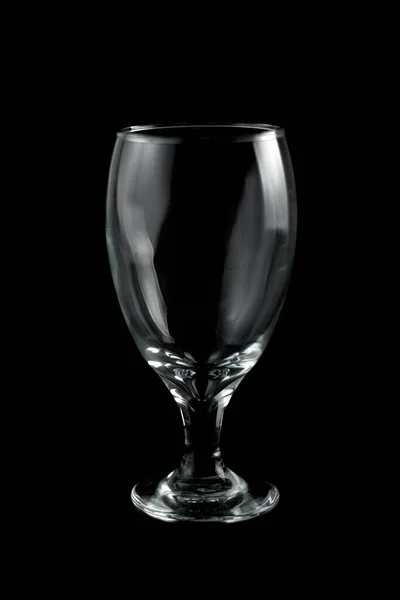Eine Vertikale Nahaufnahme Eines Leeren Glases Auf Schwarzem Hintergrund — Stockfoto