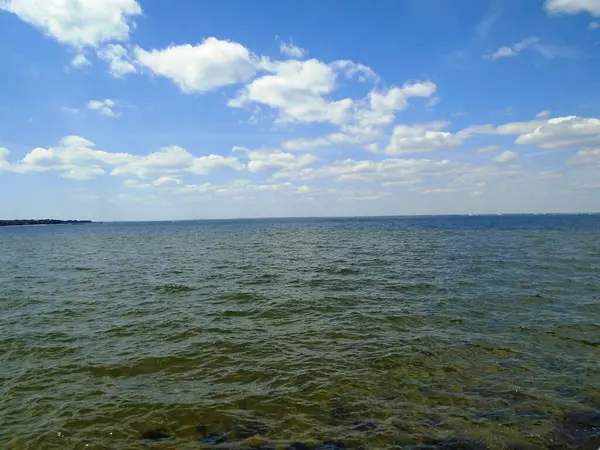 Ett Landskap Havet Solljuset Och Molnig Himmel Dagtid Florida — Stockfoto