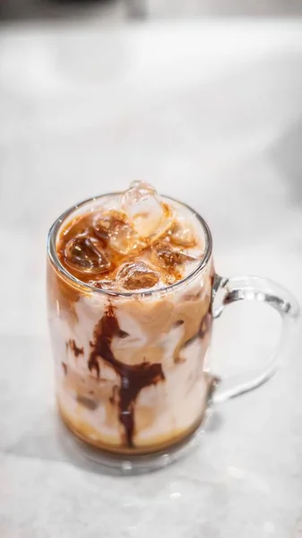 Een Verticaal Close Shot Van Een Glas Koude Koffie Met — Stockfoto