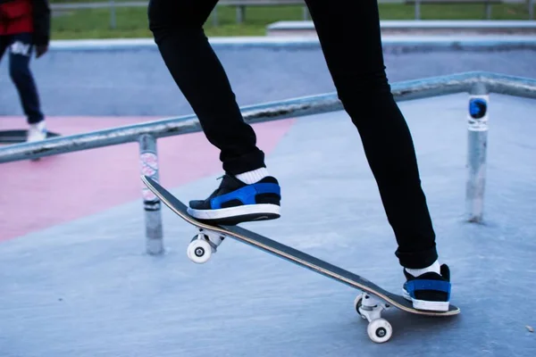 Une Personne Faisant Des Tours Avec Skateboard Dans Cour Récréation — Photo