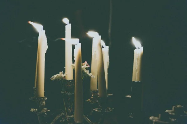 Viele Brennende Weiße Kerzen Auf Schwarzem Hintergrund — Stockfoto