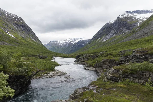 Rivière Qui Coule Entre Les Hautes Montagnes Norvège Pendant Été — Photo