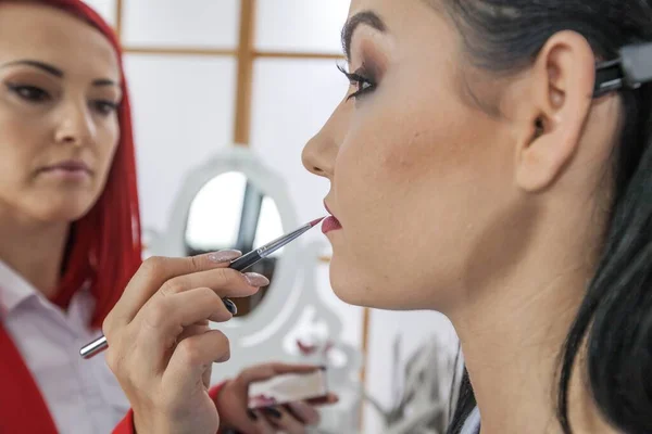 Usando Cepillo Pensamiento Para Acentuar Los Labios Cliente — Foto de Stock