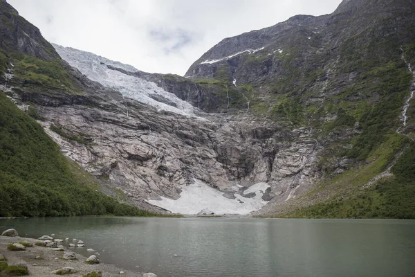Costa Fiorde Água Escura Entre Montanhas Dia Nublado Verão Noruega — Fotografia de Stock