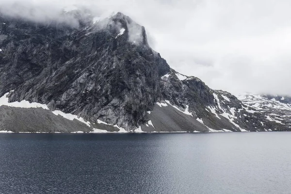 Берег Темного Водного Фіорду Між Горами Похмурий Літній День Норвегії — стокове фото