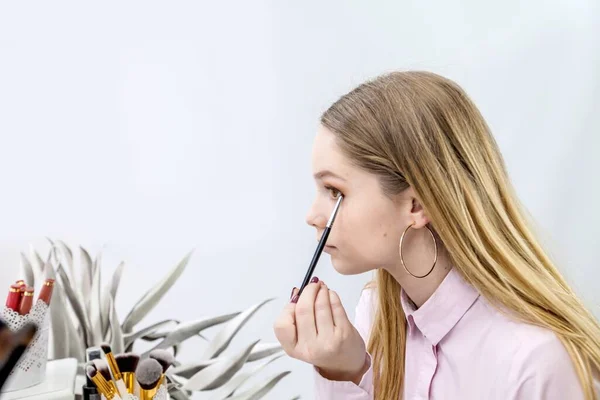 Mit Verschiedenen Pinseln Zum Gewünschten Look — Stockfoto