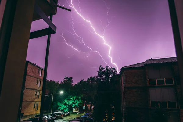 Ein Tiefflug Eines Blitzeinschlags Einem Schönen Lila Himmel — Stockfoto