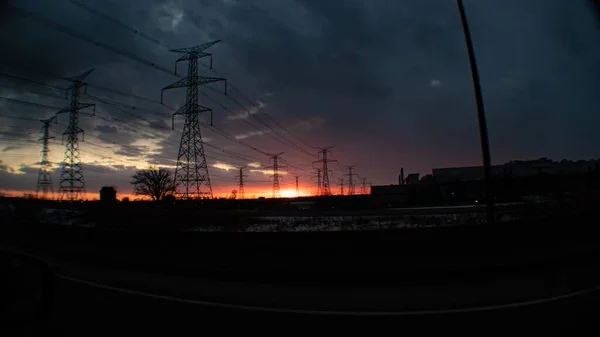 Colorido Escenario Cantado Sobre Una Carretera Con Hileras Postes Eléctricos —  Fotos de Stock