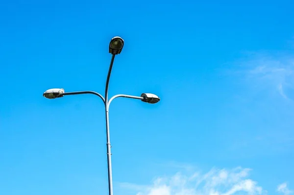 Tiro Ângulo Baixo Uma Luz Rua Com Céu Azul Claro — Fotografia de Stock