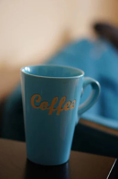 Eine Nahaufnahme Eines Blauen Bechers Mit Dem Wort Kaffee Auf — Stockfoto