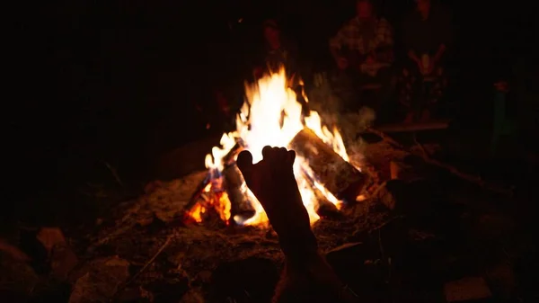 篝火边的一个家庭 有一只脚的轮廓 — 图库照片