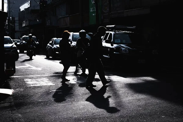 Die Silhouetten Von Menschen Die Auf Der Straße Gehen — Stockfoto