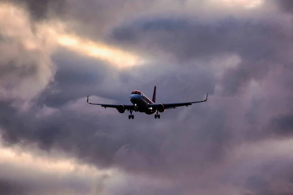 Disparo Ángulo Bajo Avión Que Desciende Cielo Nublado — Foto de Stock