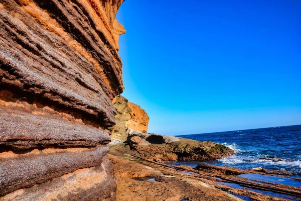 Penhascos Frente Água Sob Céu Azul Claro Espanha — Fotografia de Stock