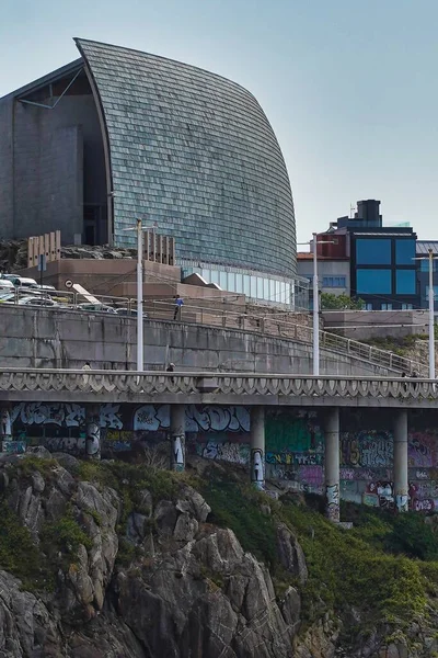 Plano Vertical Gran Edificio Sobre Acantilado Galicia España —  Fotos de Stock