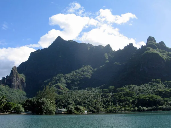 Tahiti Ormanlık Dağları Olan Bir Deniz Fransız Polinezyası — Stok fotoğraf