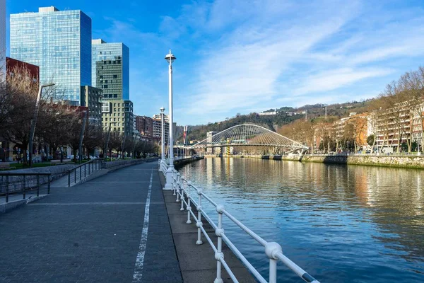 Primer Plano Del Paseo Marítimo Bilbao Con Rascacielos Isozaki Atea —  Fotos de Stock