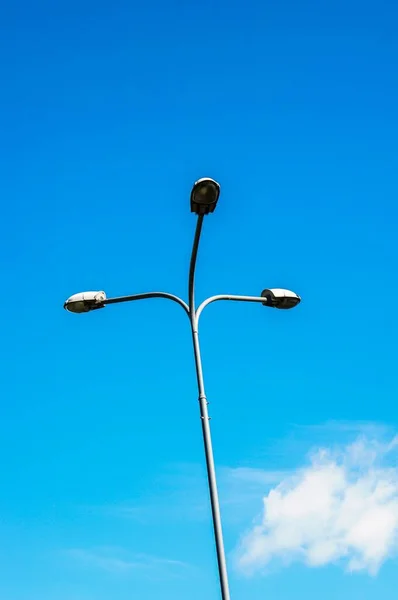 Egy Kis Szög Egy Lámpaoszlop Három Izzóval Szemben Kék — Stock Fotó