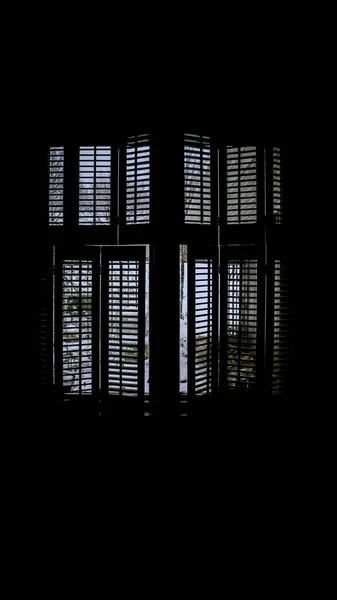 Eine Vertikale Aufnahme Von Hölzernen Fensterläden — Stockfoto