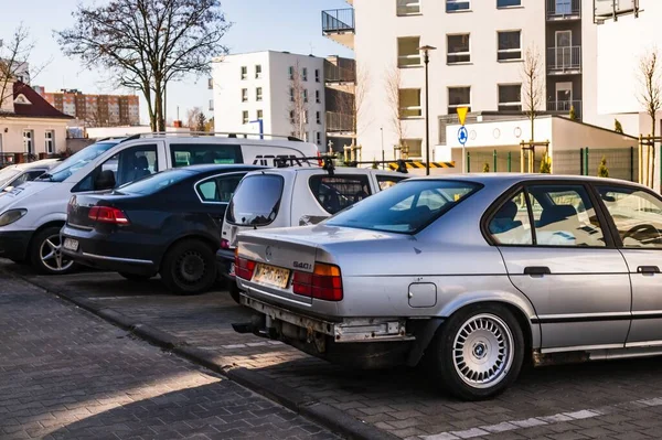 Poznan Polsko Března 2020 Staré Poškozené Auto Bmw Zaparkované Parkovišti — Stock fotografie