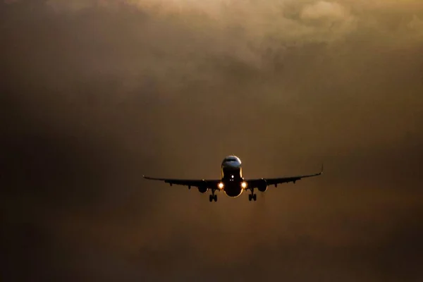 Самолет Спускающийся Облаков Двумя Включенными Огнями — стоковое фото