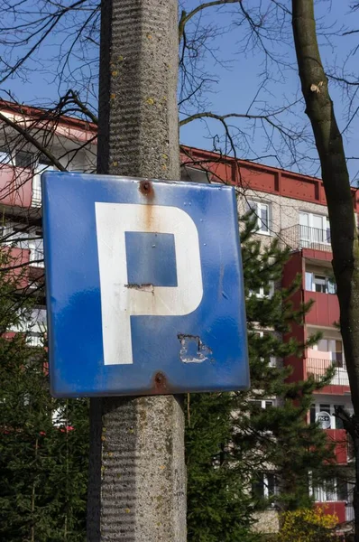 Een Verticaal Schot Van Een Parkeerbord — Stockfoto